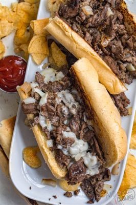  Philly Cheesesteak: ความหอมกรุ่นของเนื้อวัวที่ละลายในปากผสานกับชีสนุ่มๆ บนขนมปังที่นุ่มฟู!