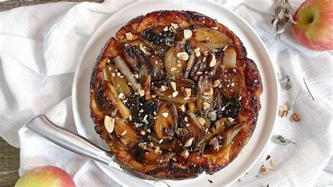  Tarte Tatin:  ความกรอบของแป้งพายและความนุ่มละลายในปากของแอปเปิลนำเสนอประสบการณ์รสชาติที่ไม่เหมือนใคร!